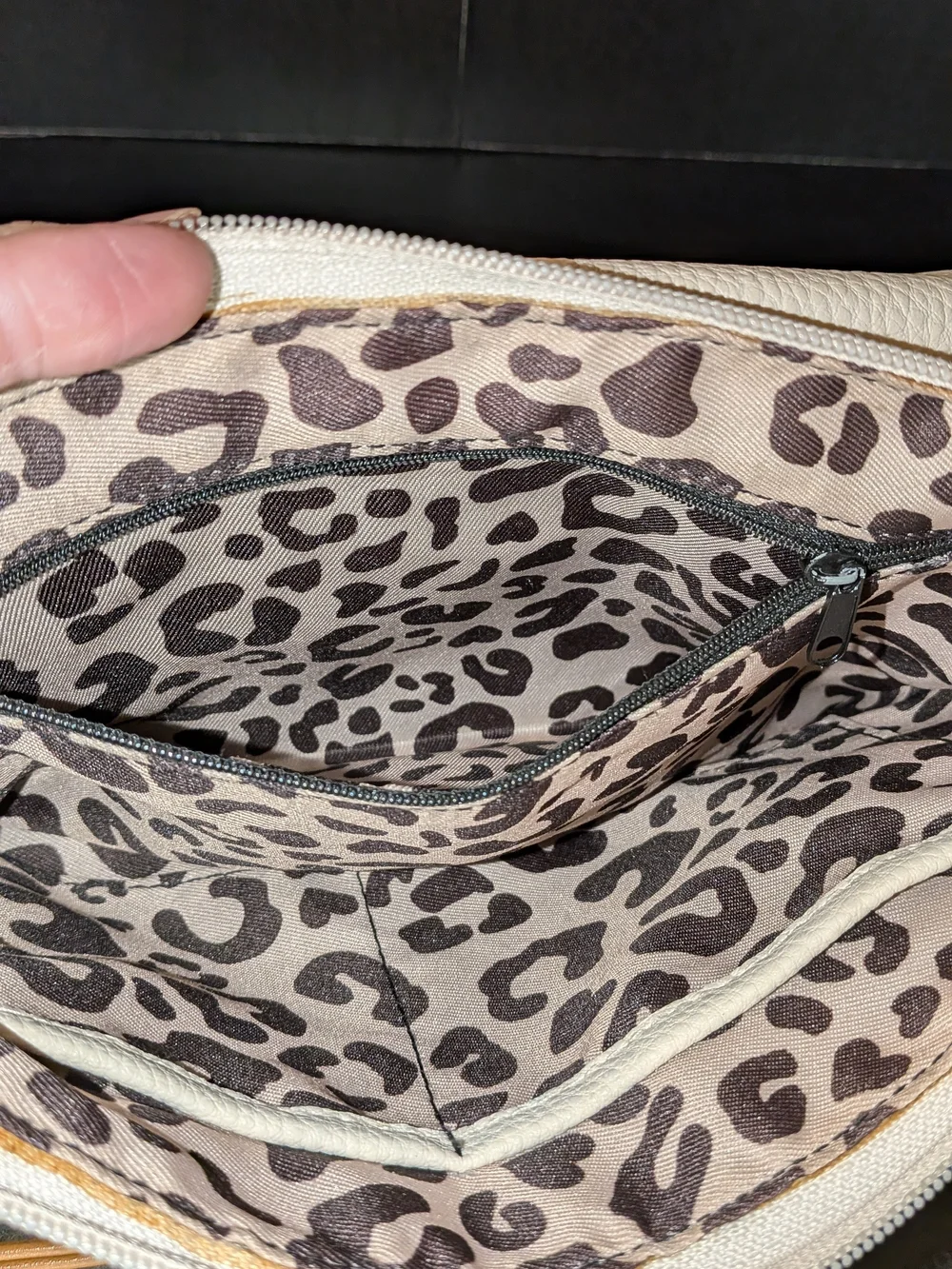 Jessica Simpson Crossbody Adjustable Strap Bag 3 Zip Pockets, 2 Slip Pockets